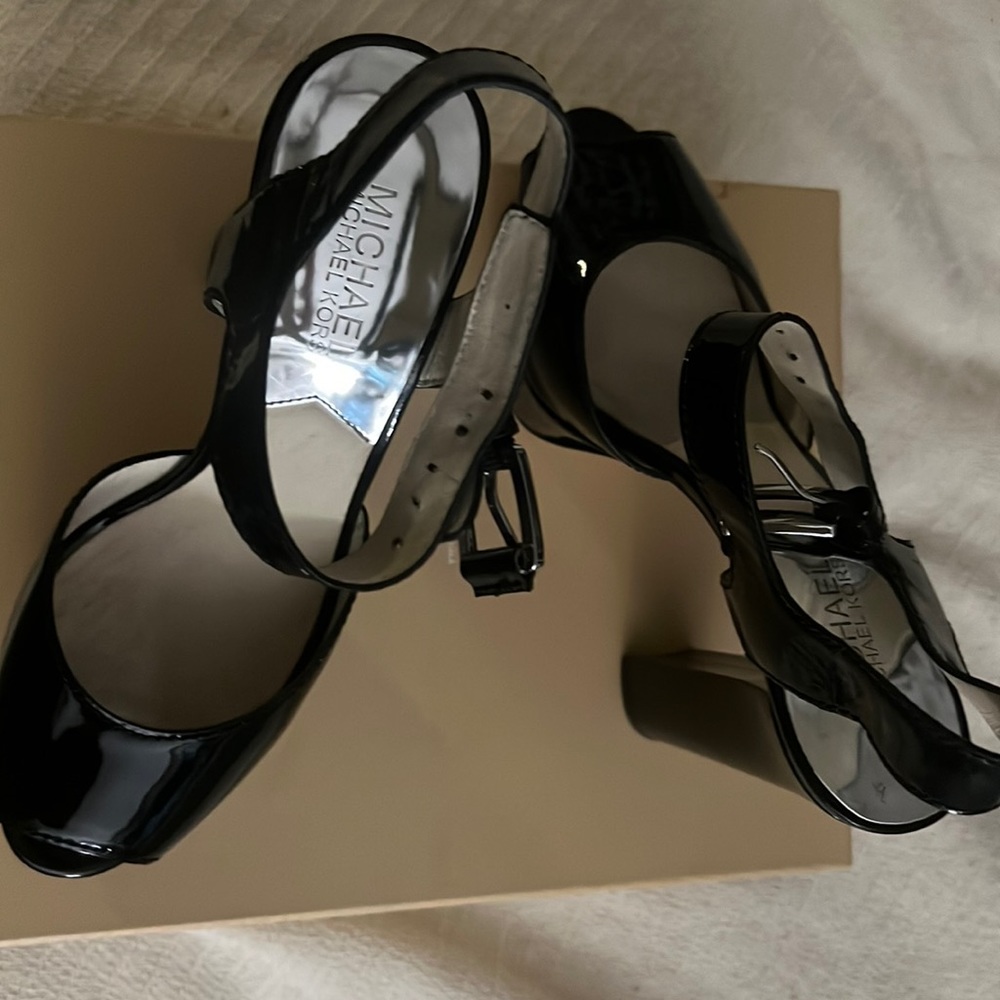 MK London Open Toe